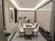 市中心!大明星的豪装房!带两个车位!全屋暖气147平电梯中层