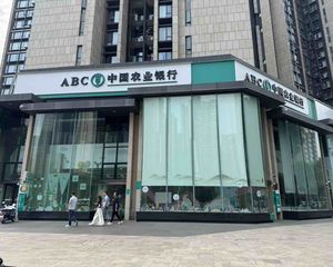 年租32万,租约8年,成熟临街转角铺(农业银行)产权清过户快