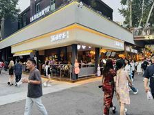 东郊记忆,成熟临街转角铺出售,年租12万,人流量大,买就