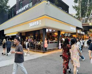 东郊记忆,成熟临街转角铺出售,年租12万,人流量大,买就