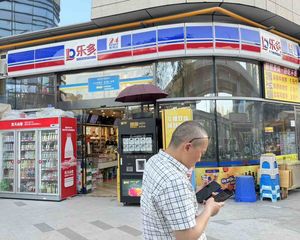 大学旁!年租15万,地铁口转角铺(乐多超市)产权清晰无抵押!