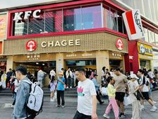 年收18万,春熙路成熟临街转角铺急售,租约9年,商家稳定证齐