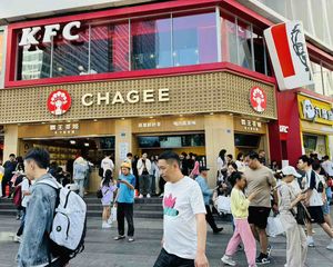 年收18万,春熙路成熟临街转角铺急售,租约9年,商家稳定证齐