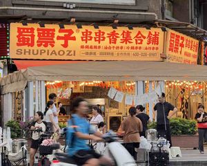 万人小区双边街餐饮铺急售,年租18万(串串店)产权清晰,证齐