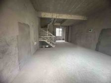 别墅上下四层带前后花园、带车位、环境优美,鸟语花香,安静舒适