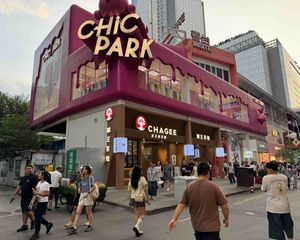 春熙路临街奶茶店出售,租金200元每平,开间12米,双证齐全
