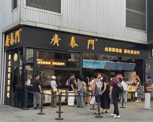 春熙路出入口!转角铺10米开间,每天排队,年租15万,证齐全