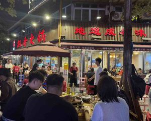 玉林网红打卡地十字路口转角铺(飘香火锅)年租16万,双证齐全