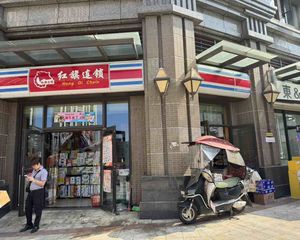 低于市场价出售,年租12万,成熟临街转角铺(红旗连锁)无抵押