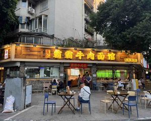 房东赌欠钱还债,亏本急售,十字路口转角铺面馆,12米开间!