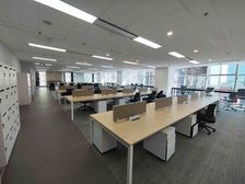 紧邻华贸金地中心800平遗留装修高层正对电梯双线地铁出口即是