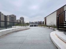 万达商圈旁次新小区精装洋房顶跃未住人 带200平米露台近轻轨