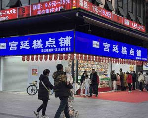 租金200元一平,端头转角铺(宫廷糕点)公寓写字楼下,地铁口