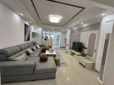 人民公园对面,旁边就是天虹商场,出行购物多方便,拎包入住