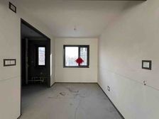 天正山河玺苑!三室两厅两卫的毛坯房!带车位有证可贷款