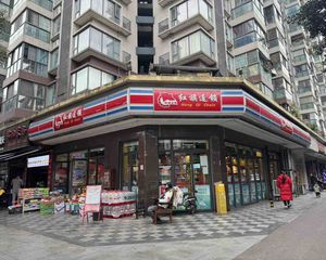 万户小区门口,12米转角铺(红旗连锁)租约8年,双证齐全!