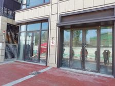 5号线地铁口沿四岔路口门面