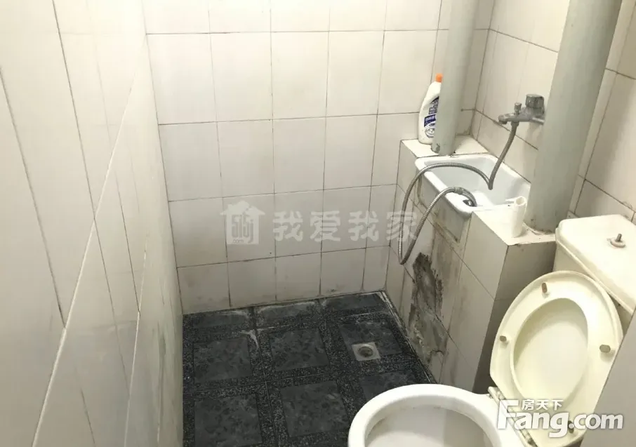 漕宝路居家装修一房，一楼带天井，室内干净整洁，看房有钥匙