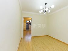 精装修朝南一房一厅,小区花园位置,送花园,看房有钥匙