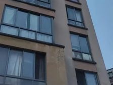 医院门口水果店,面宽,户型方正营业中,再送门口两个车位!