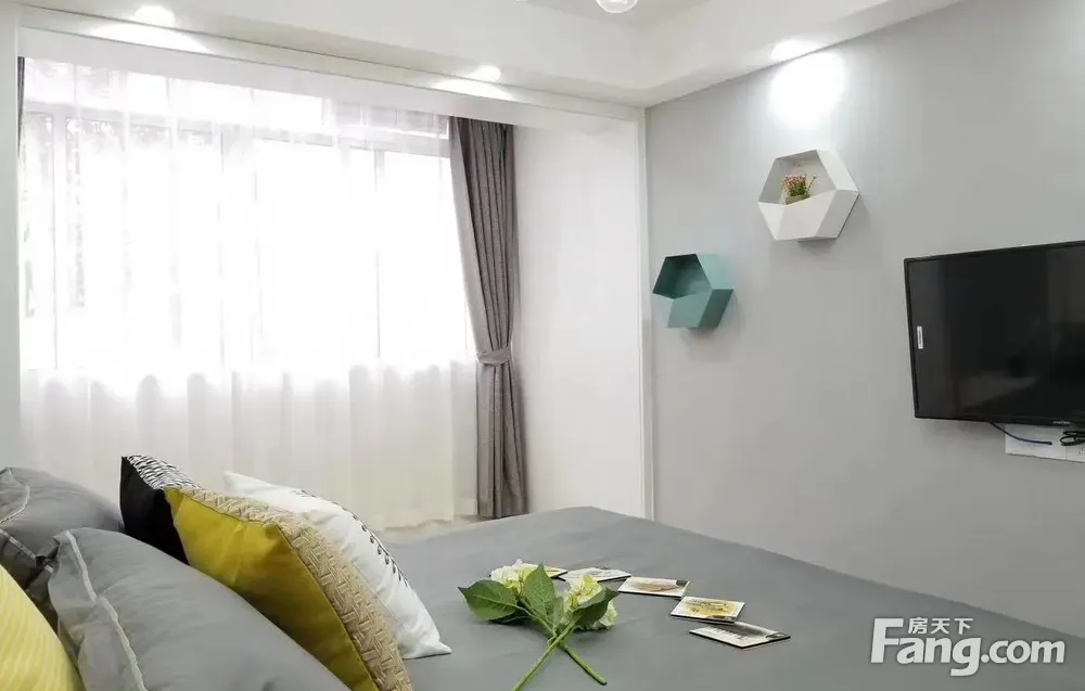 温馨一居室，精装全配出门12号顾戴路，南方商城，空关随时入住