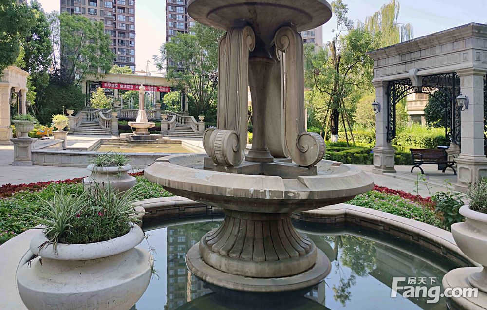 鹭湖宫11区精装套二带车位89万