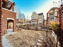 新出边户独栋,全新装修,没住过,带中庭,一层两个房间!