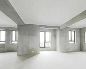 此房是小区位置中庭,视线采光好,顶复的房源,带车位