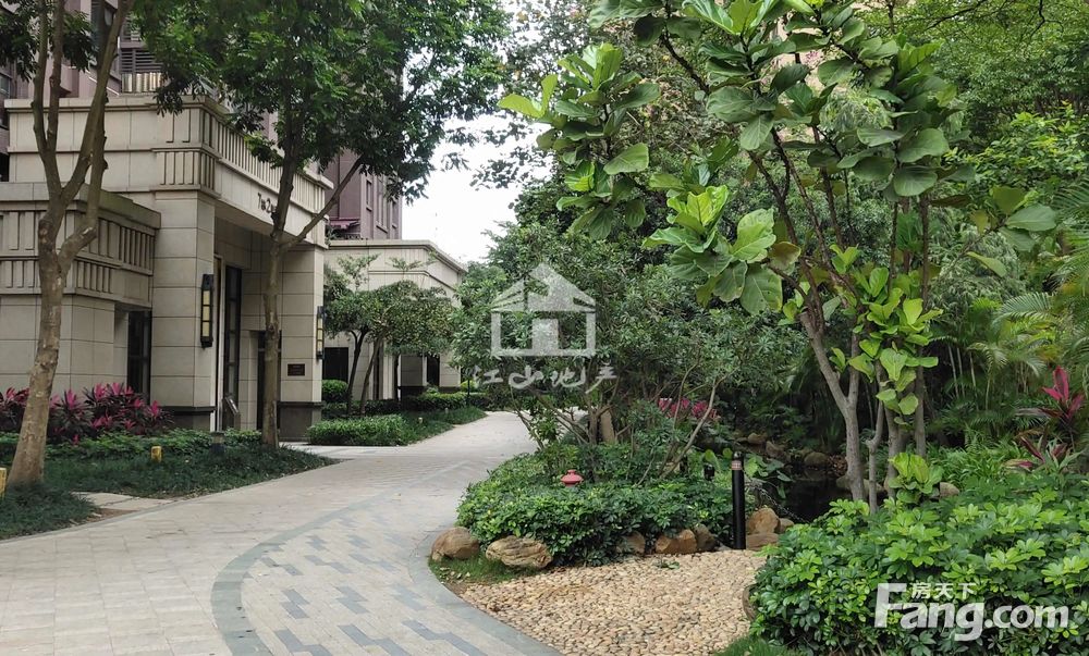 荣和公园悦府4房2厅精装369万