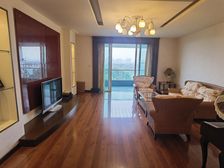 华丽家族8楼4房,房东23年精装修保养好,有车位,价格空间大