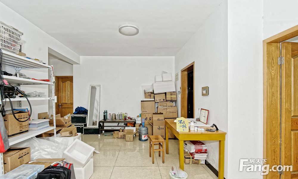 红街公寓全明东边套主卧朝南带阳台中上楼层采光通风好