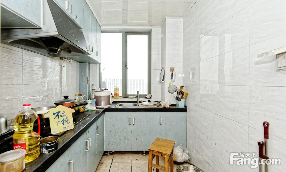 红街公寓全明东边套主卧朝南带阳台中上楼层采光通风好