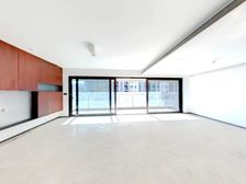 东边靠河 楼层刚刚好 该面积套型少总共40套 东首临河大平层