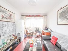 内环边少有三房,一梯两户,三开间朝南,厅朝北,送储物间,阁楼