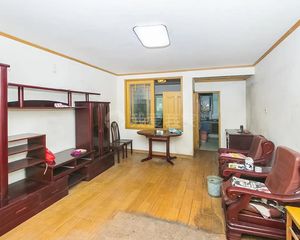 天坛公园旁朝东一居室户型方正采光好