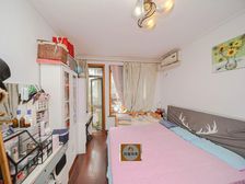 老业主新挂牌精装南北两房,满五V一,楼层位置好,有产权车位