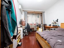 7号线新村路站300米 中间楼层 西边套全明户型 93年房龄