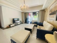 此房是金域半山184方的阔绰4房,装修保养好,看房方便