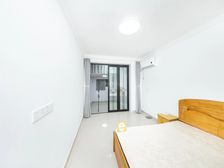 底楼一室一厅,天井已搭。百米轨交,成熟商圈。