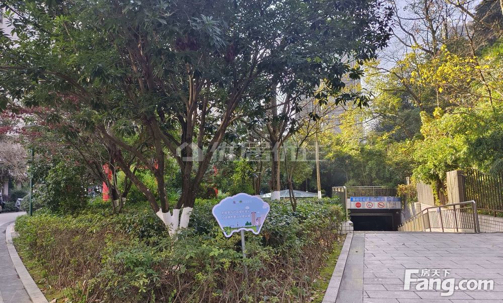 北京西路龙慧苑3房2卫中间楼层送车位