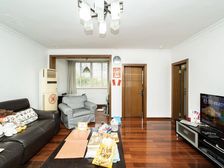 新上大两房,南北通透.客厅超大利用率高,户型正气大方,诚心卖