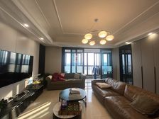 正南铂翠湾4室2厅精装修