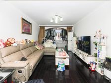 主卧朝南,小区中心位置,采光充足,居家装修