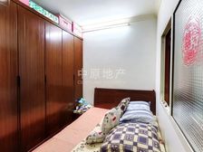 主卧朝南,小区中心位置,采光充足,精装修,南北通透