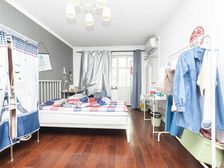 地铁旁,次顶层,低总价,正规三居室,采光好,看房方便。