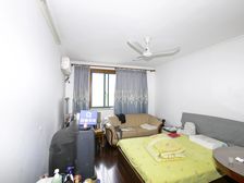 房子是小区三期95年房龄,非顶楼,业主诚意出售,安静