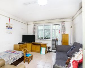 知春东里,中间层,两南一北,带客厅三居