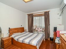 送露台,楼下南北两房厅朝南,楼上一房朝南厅朝南