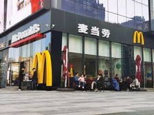 年租18万,餐饮拐角铺,层高5.6做了两层在用,捡篓子