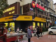 零食很忙,年租金13万,万户小区大拐角,有外摆